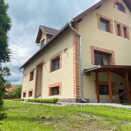 Hotel Gradics Panzio Siculeni Exterior foto